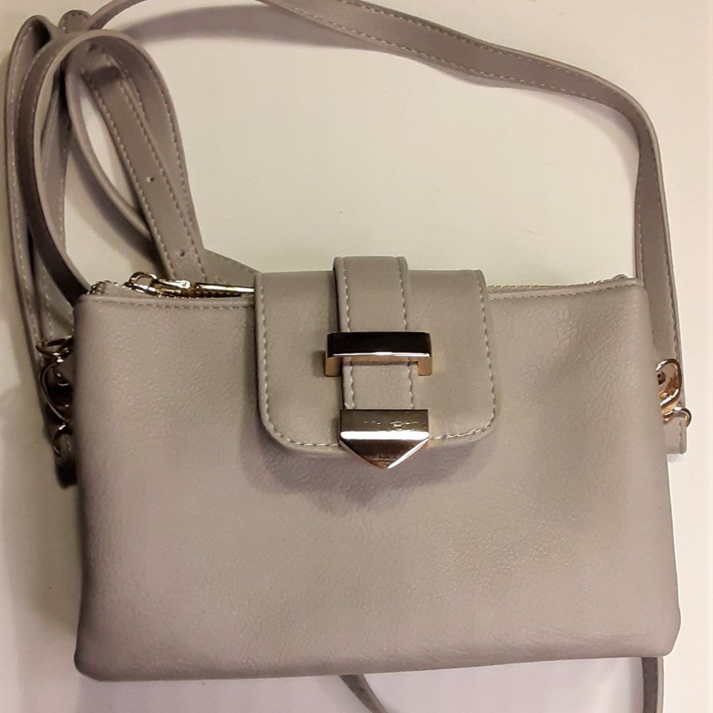 NWOT Miztique Dara Crossbody/Wristlet Compact and stylish